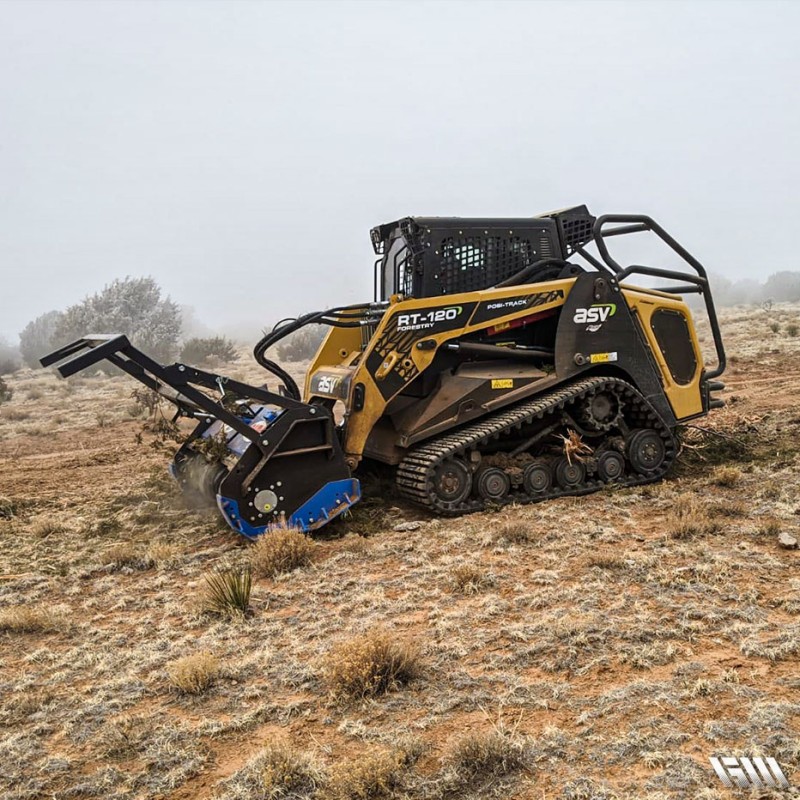 broyage de végétaux avec une chargeuse