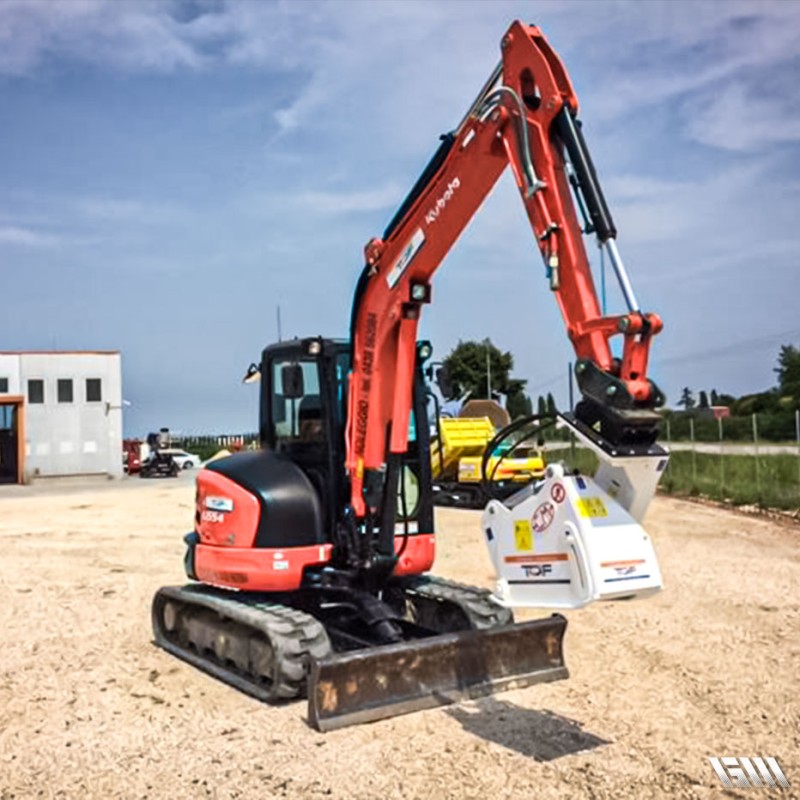 Pelle hydraulique équipée d'une raboteuse routière