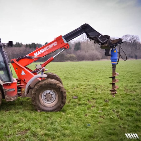 Manitou équipé d'une tarière auger torque