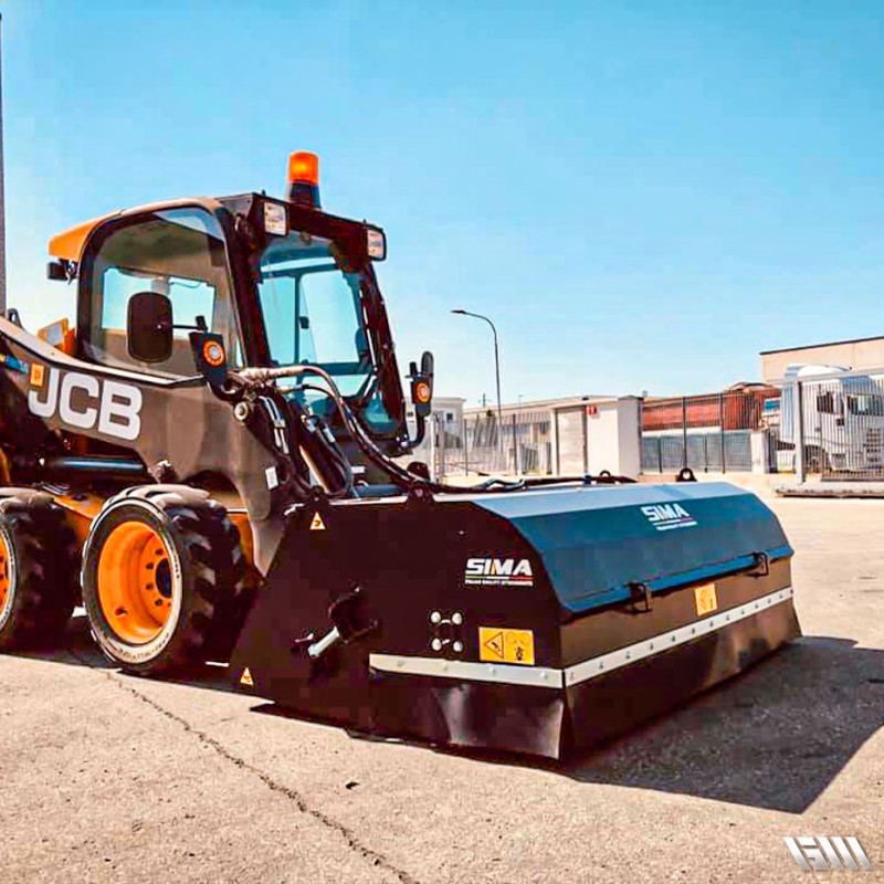 Balayage du sol avec chargeur JCB