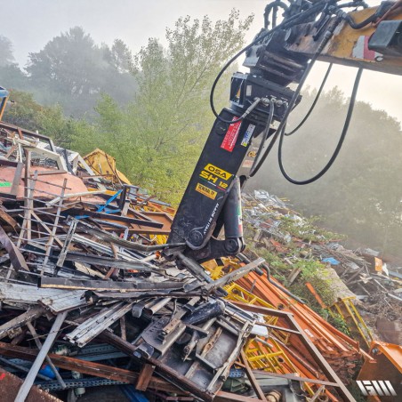 Recyclage de la ferraille avec une tenaille pour pelle