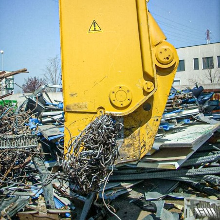 Découpe de tas de ferraille avec la cisaille SH