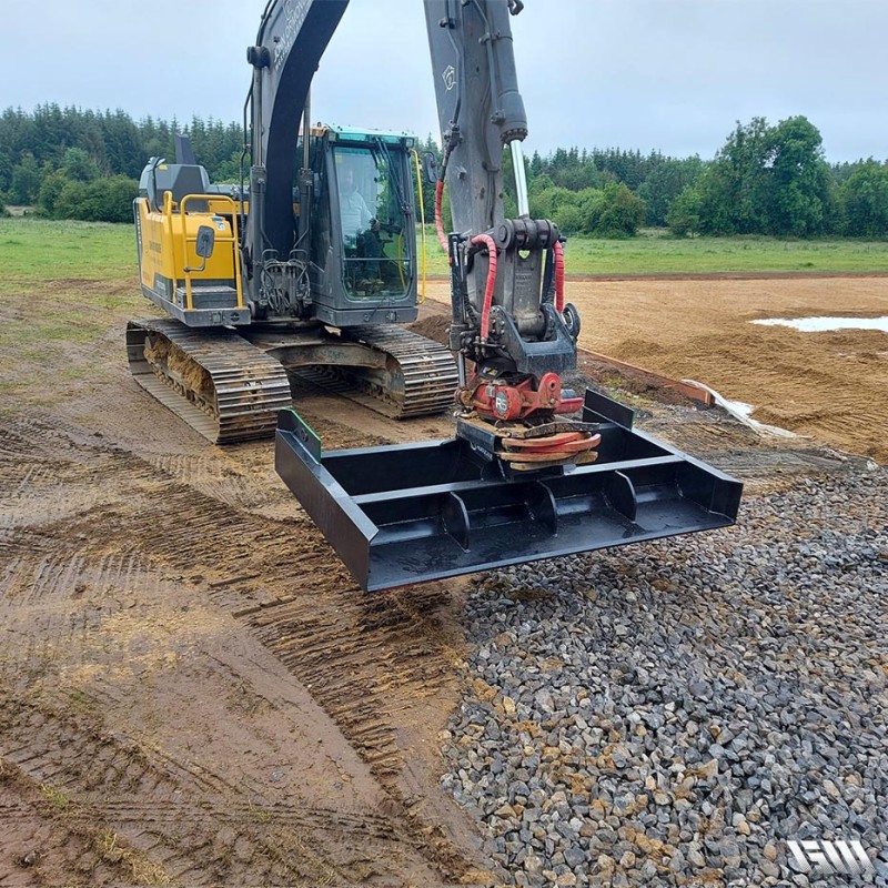 lame-de-nivelage-avec-rouleau-finisseur-pour-pelle