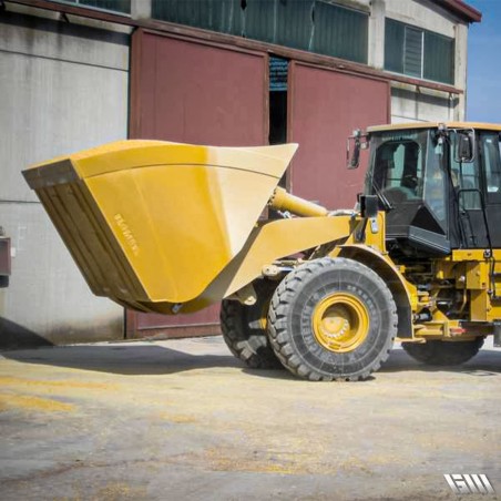 Tractopelle équipé d'un godet large