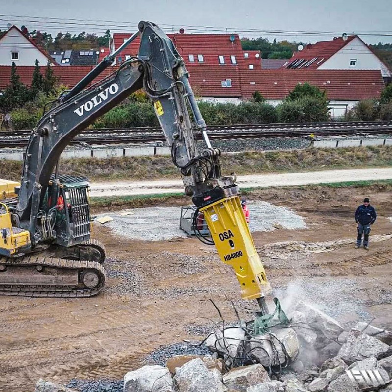 démolition de béton avec un BRH